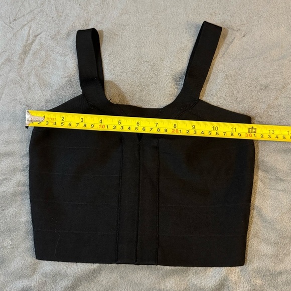 Guess Black Fitted Crop Tank Top

#1112 - Picture 3 of 8